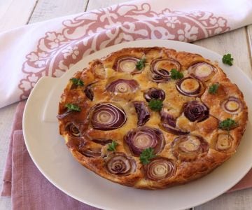 Clafoutis salgado com cebolas roxas