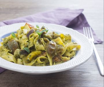 Tagliatelle com berinjela, pesto e tomatinhos