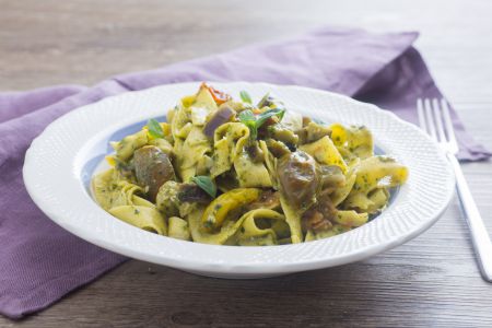 Tagliatelle com berinjela, pesto e tomatinhos