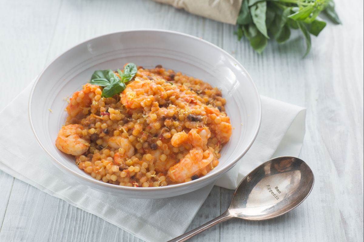 Fregola com lagostins e camarões