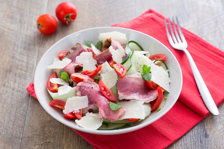 Salada de carne bovina temperada e Grana Padano