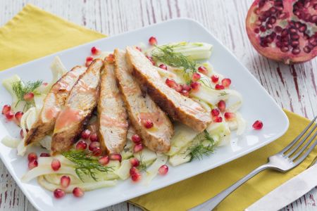 Fatias de peru com erva-doce e romã