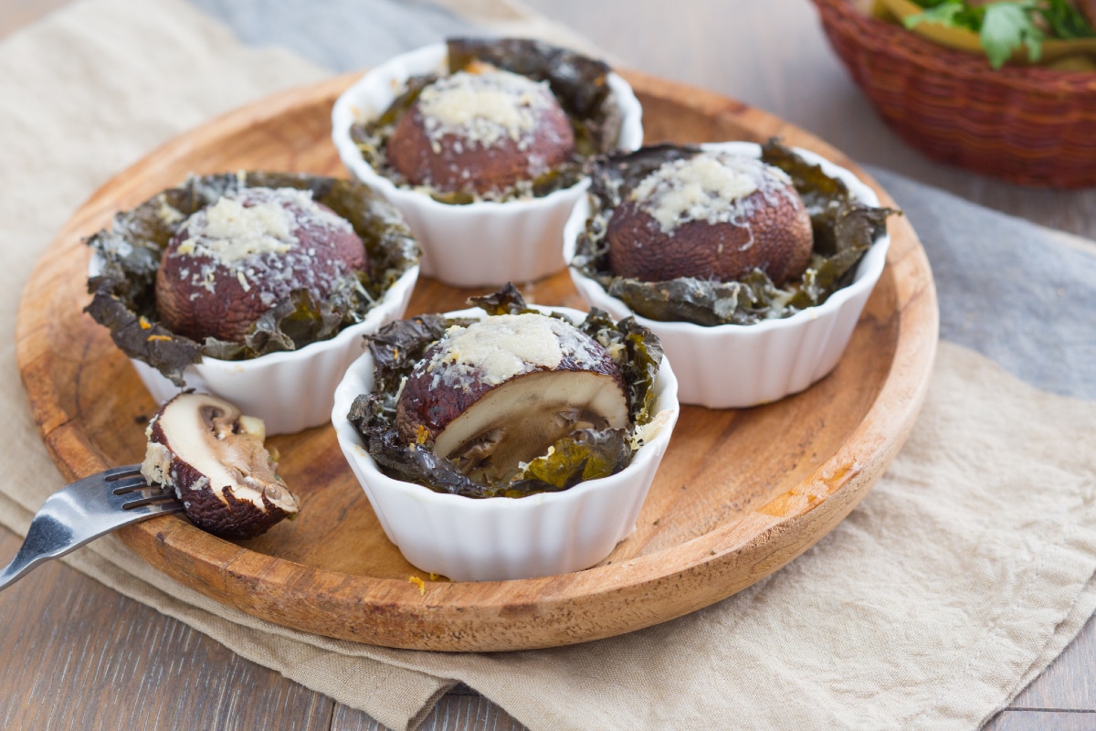 Cestinhas de folhas de videira com porcini e Grana Padano