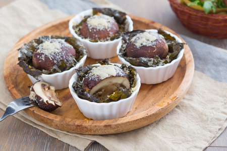 Cestinhas de folhas de videira com porcini e Grana Padano