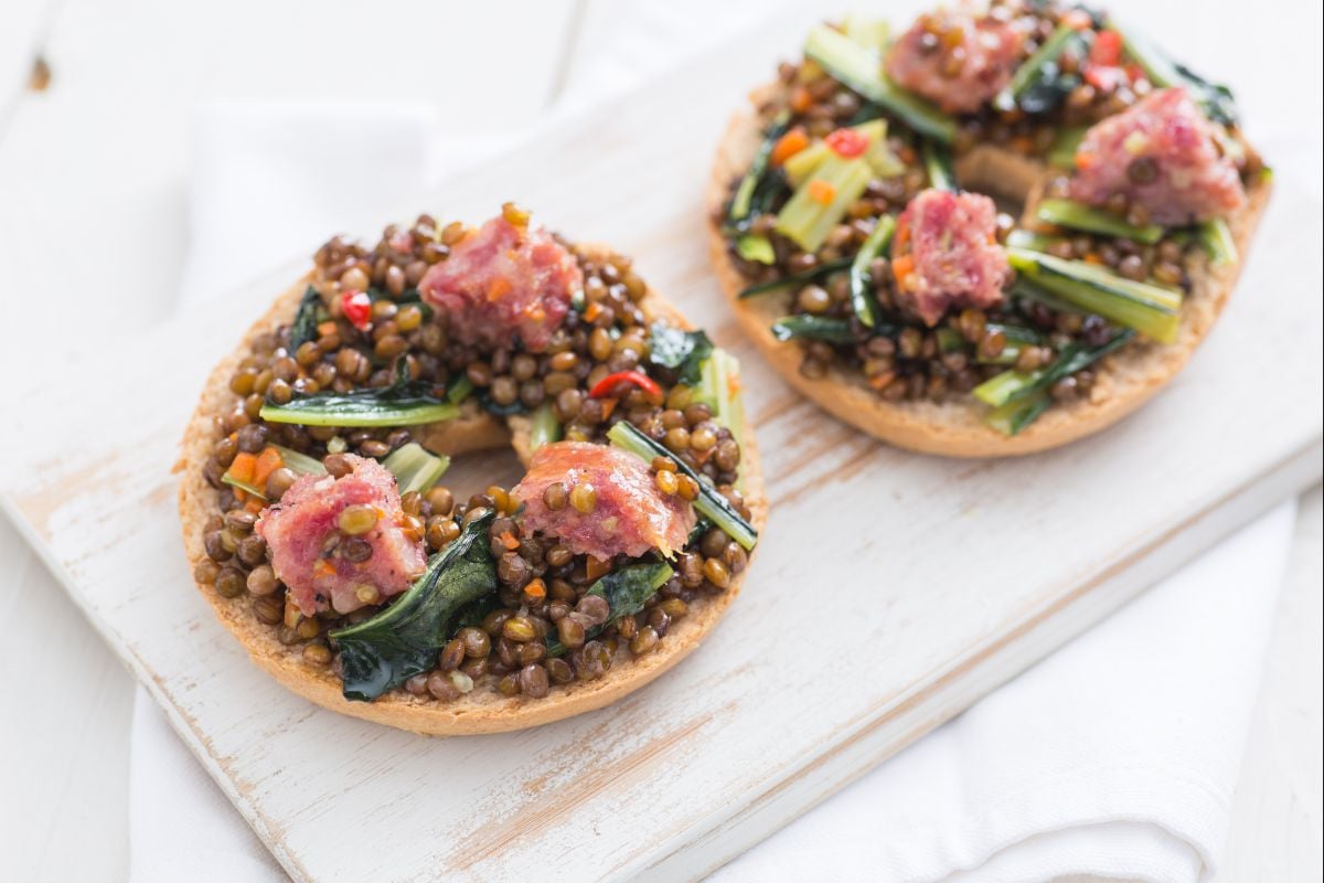 Friselle com cotechino e lentilhas