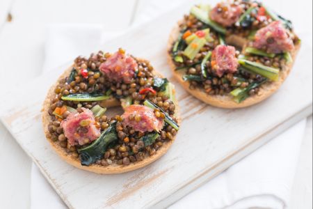 Friselle com cotechino e lentilhas