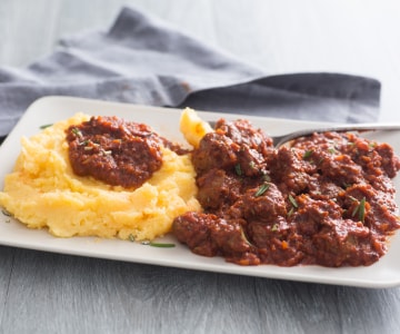 Bochechas de porco com polenta