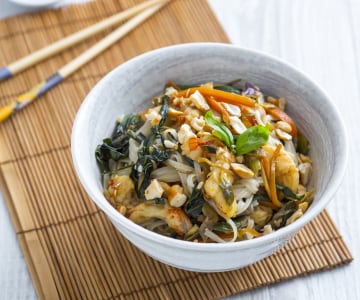 Noodles com camarão e legumes