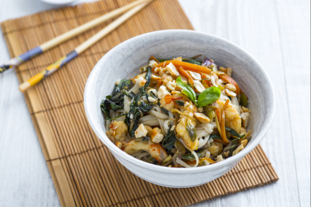 Noodles com camarão e legumes