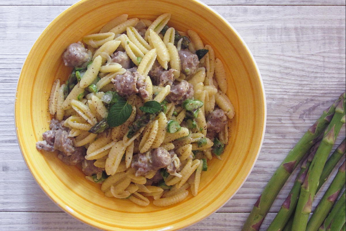 Gnocchetti sardi com linguiça e aspargos