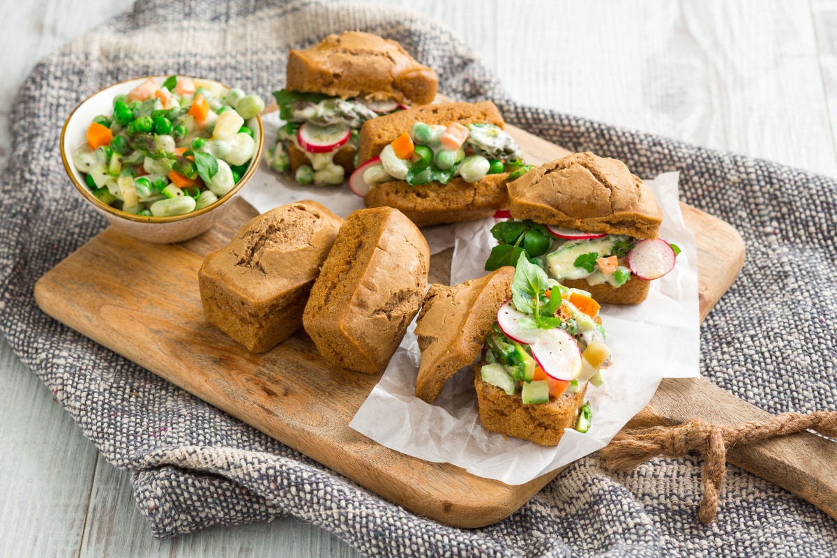 Pãezinhos de cerveja com salada russa de primavera