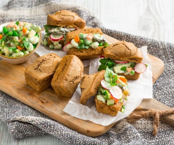 Pãezinhos de cerveja com salada russa de primavera