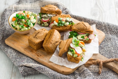 Pãezinhos de cerveja com salada russa de primavera