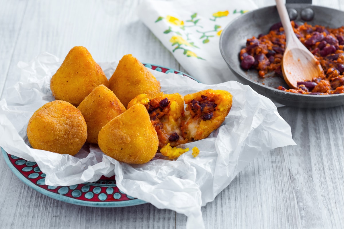 Arancini com ragu de feijão