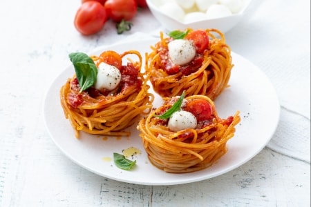 Nidi capresi di spaghetti