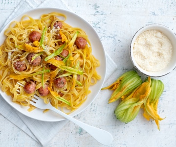 Tagliatelle com almôndegas e flores de abóbora