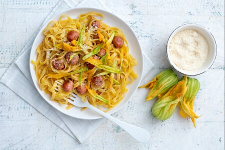 Tagliatelle com almôndegas e flores de abóbora