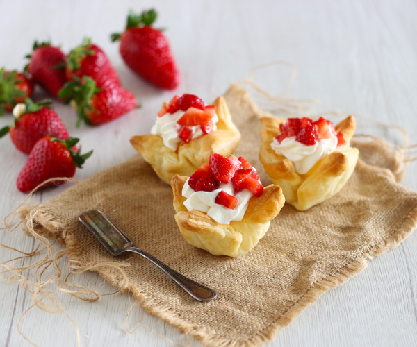Cestinhas de creme e morangos