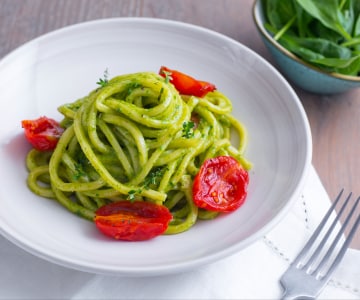 Troccoli com pesto de espinafre e tomatinhos
