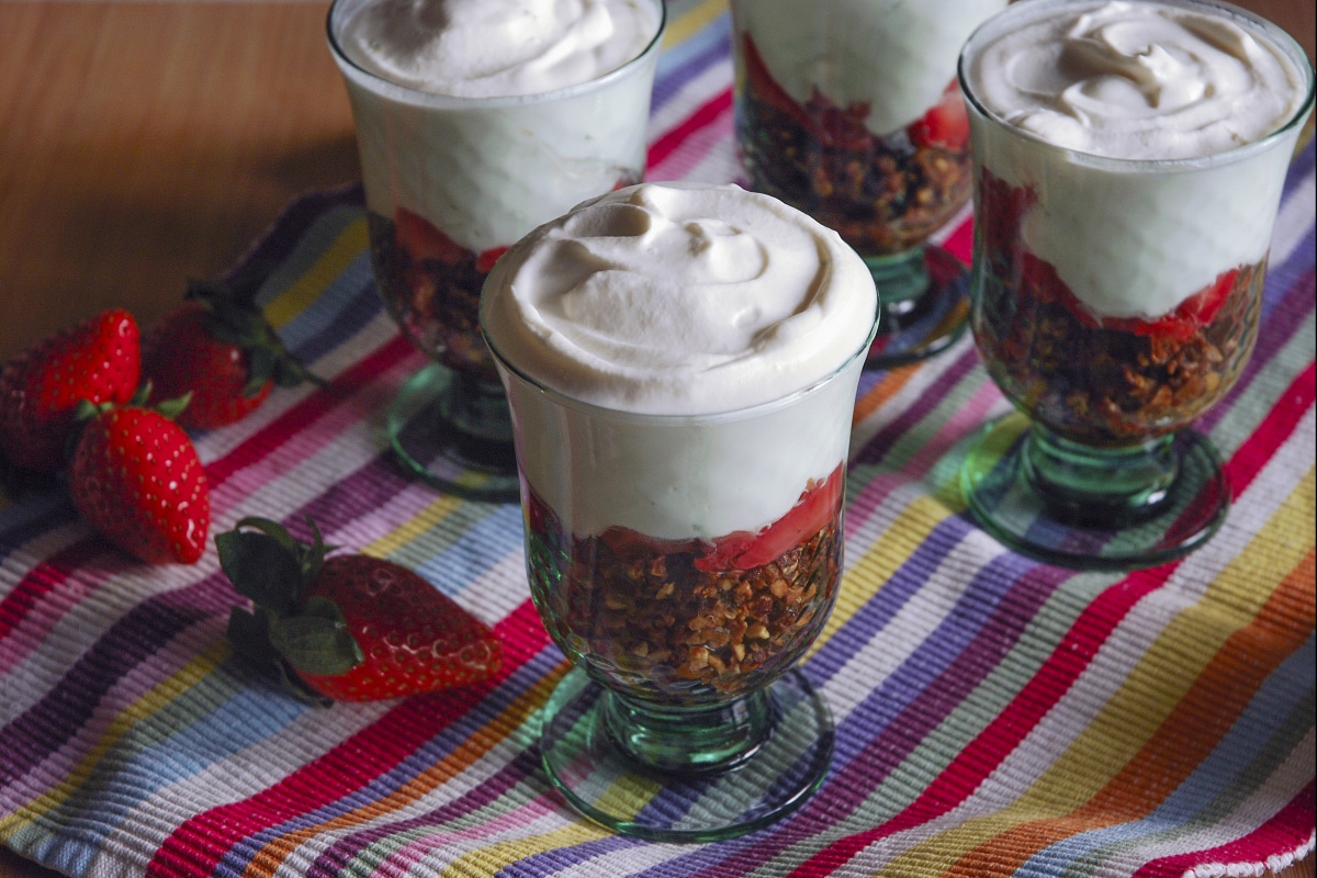 Crumble de avelãs com morangos ao rum