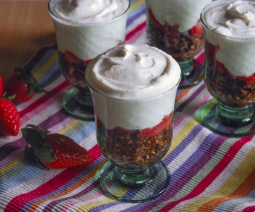 Crumble de avelãs com morangos ao rum