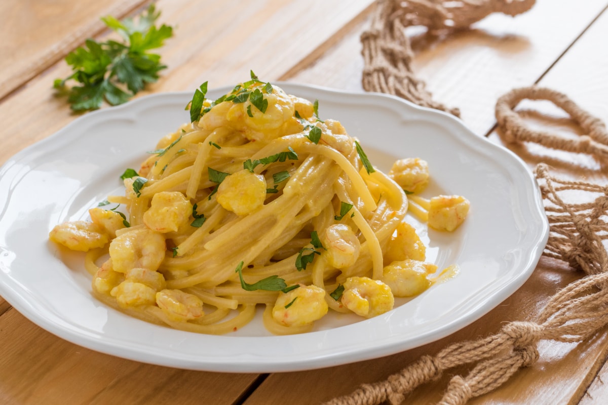 Spaghetti com camarões, stracchino e açafrão