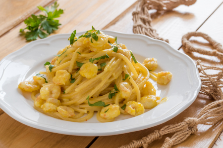 Spaghetti com camarões, stracchino e açafrão