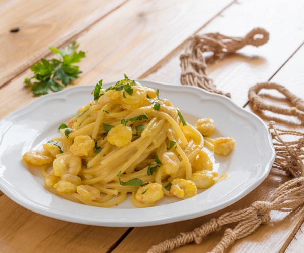Spaghetti com camarões, stracchino e açafrão