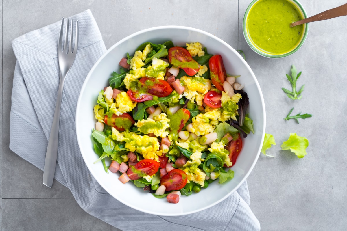 Salada com ovos mexidos