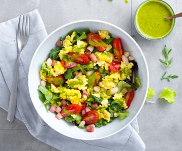 Salada com ovos mexidos