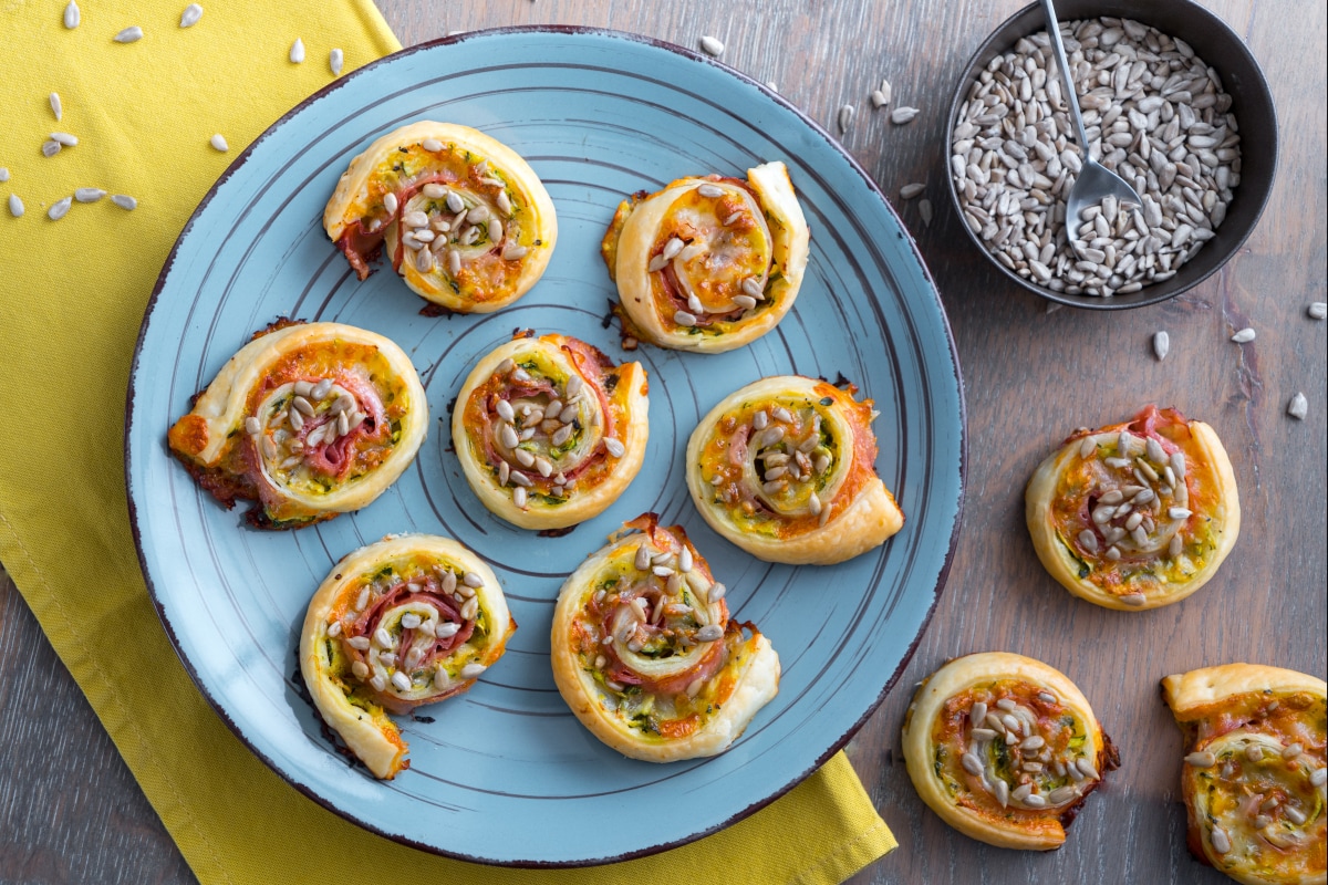 Rolinhos de massa folhada com abobrinha e presunto