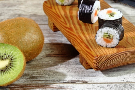 Maki de kiwi e salmão