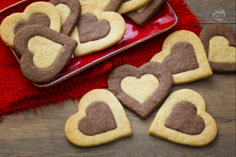 Biscoitos bicolores em forma de coração