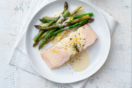 Postas de salmão com aspargos e creme de leite