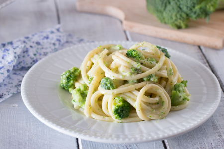 Bucatini cacio e pepe com brócolis