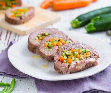Rocambole de carne com legumes e queijo