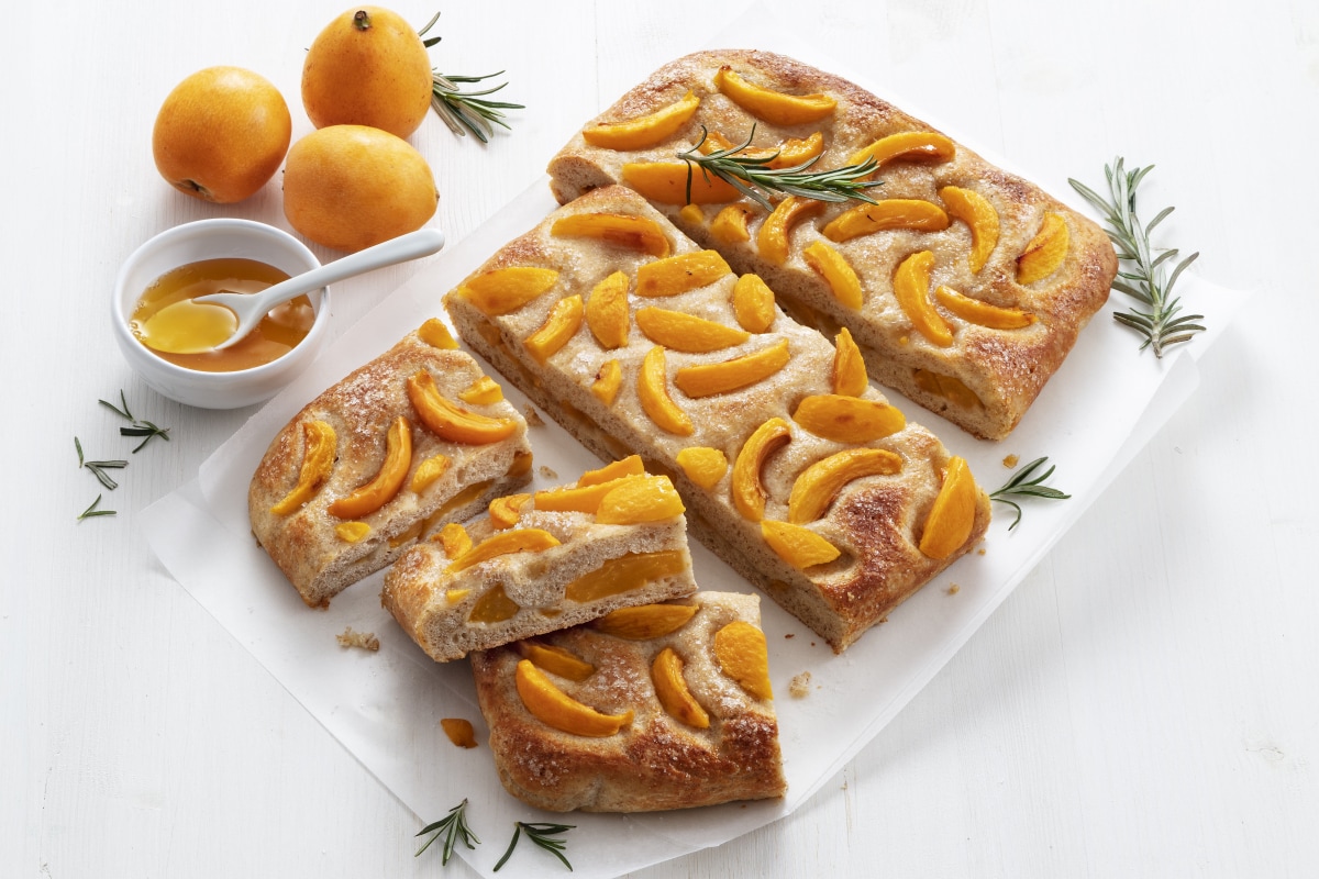 Focaccia com nêsperas e alecrim