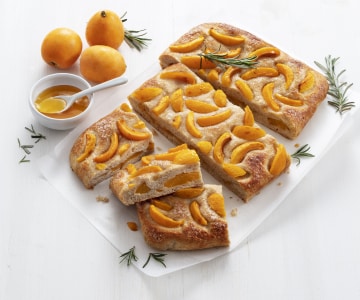 Focaccia com nêsperas e alecrim