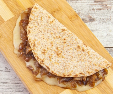 Piadina com taleggio e cebolas caramelizadas