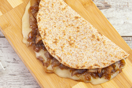 Piadina com taleggio e cebolas caramelizadas