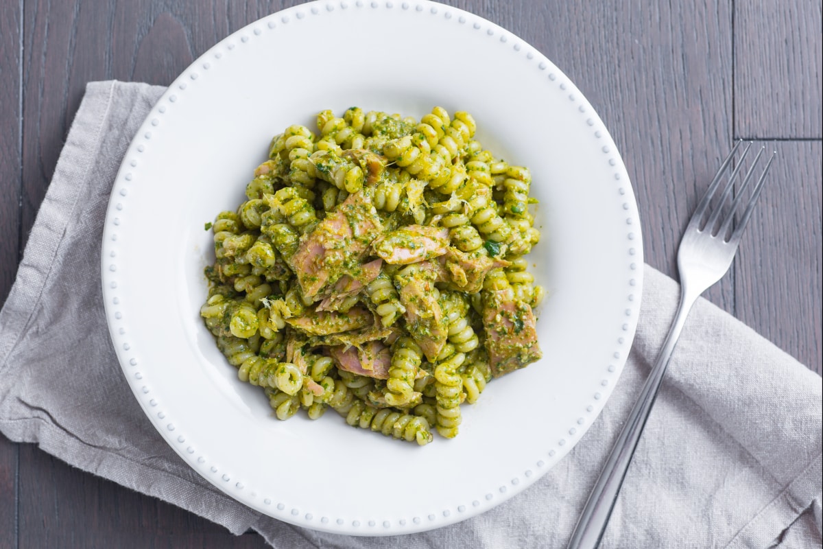 Massa com pesto de rúcula e atum