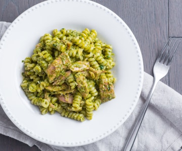 Massa com pesto de rúcula e atum