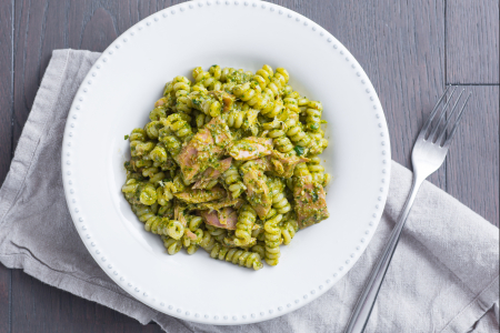 Massa com pesto de rúcula e atum