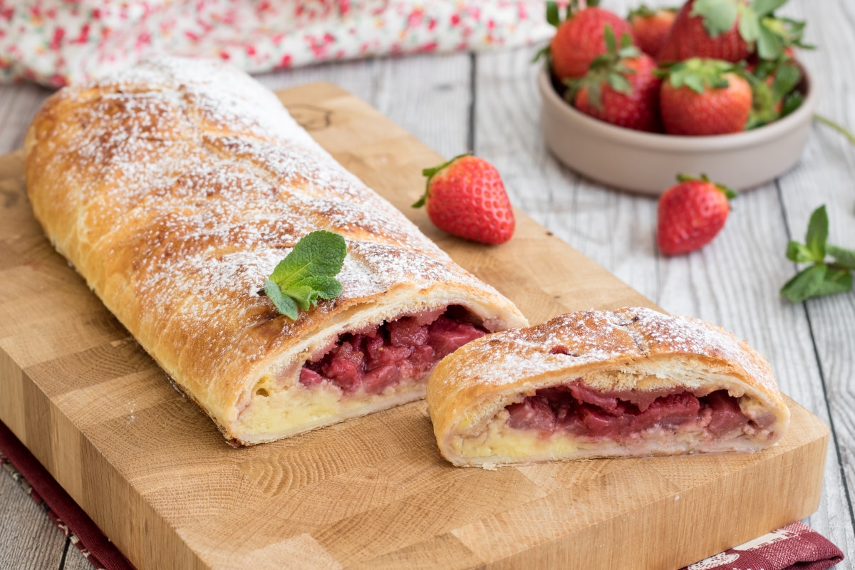 Strudel com creme de confeiteiro e morangos