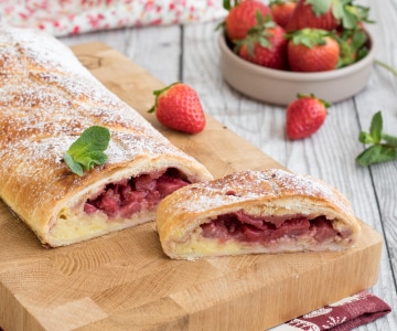 Strudel com creme de confeiteiro e morangos