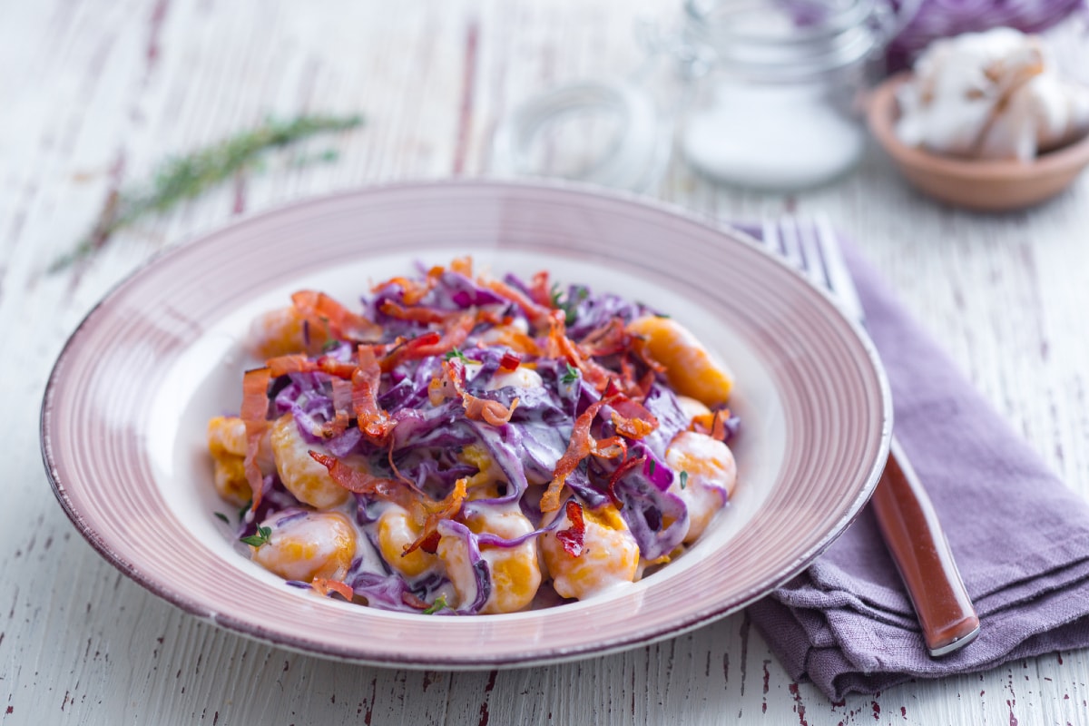 Nhoque de abóbora com Grana Padano, repolho roxo e speck