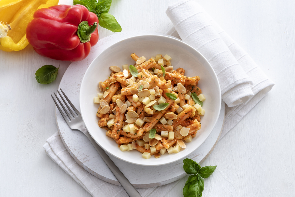 Massa fria com pesto de pimentão e caciocavallo