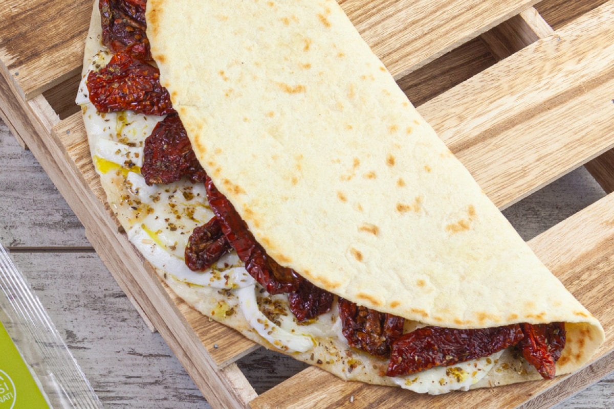 Piadina com tomates secos e mussarela de búfala