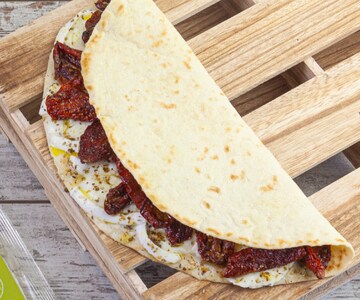Piadina com tomates secos e mussarela de búfala