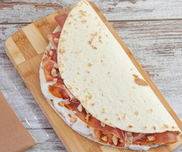 Piadina com presunto cru e mascarpone